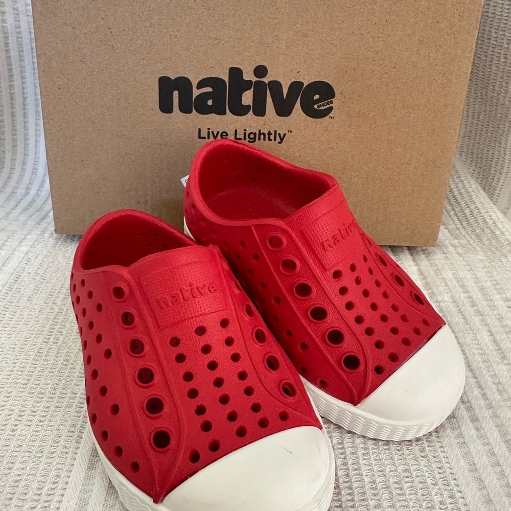 Native Red Sneakers Lightweight Slip-On